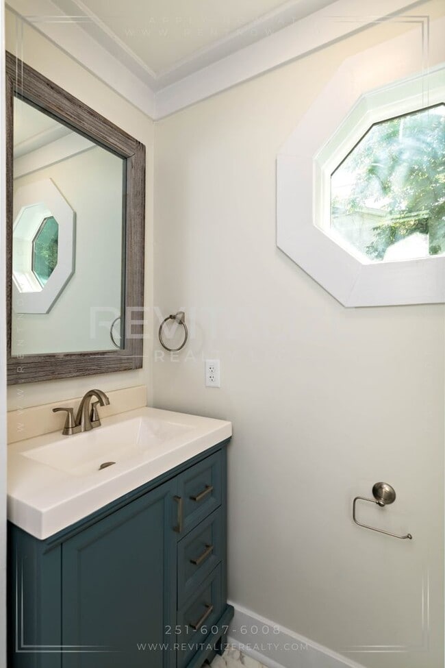 Building Photo - Gorgeous Spring Hill Home!