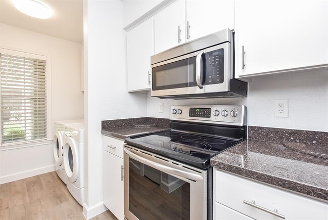 Building Photo - 700 Thicket Ln