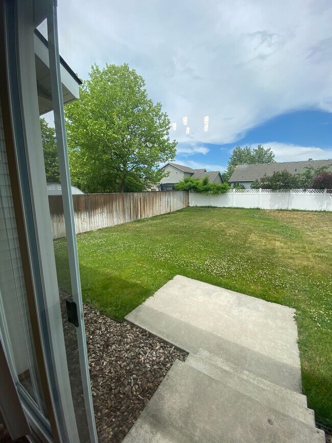 Building Photo - 2559-2559 W Apperson Dr