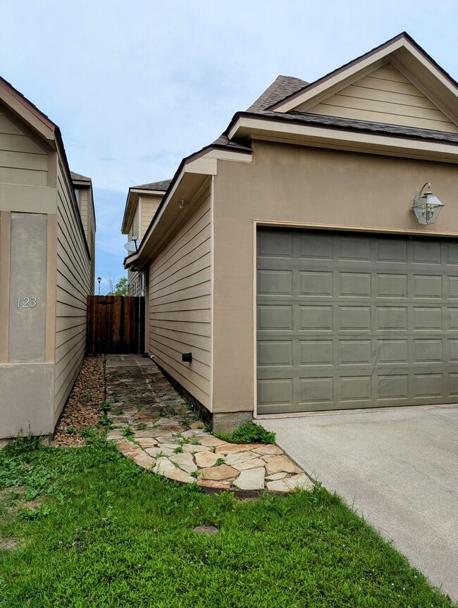 Building Photo - Luxury Awaits in Miramar!