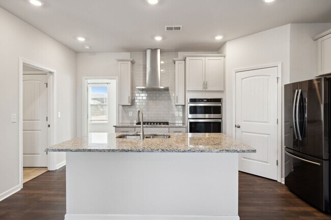 Building Photo - 1222 Westlawn Blvd