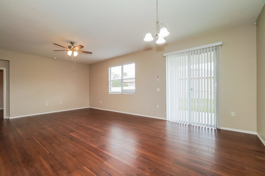 Building Photo - 1557 Regent Ct