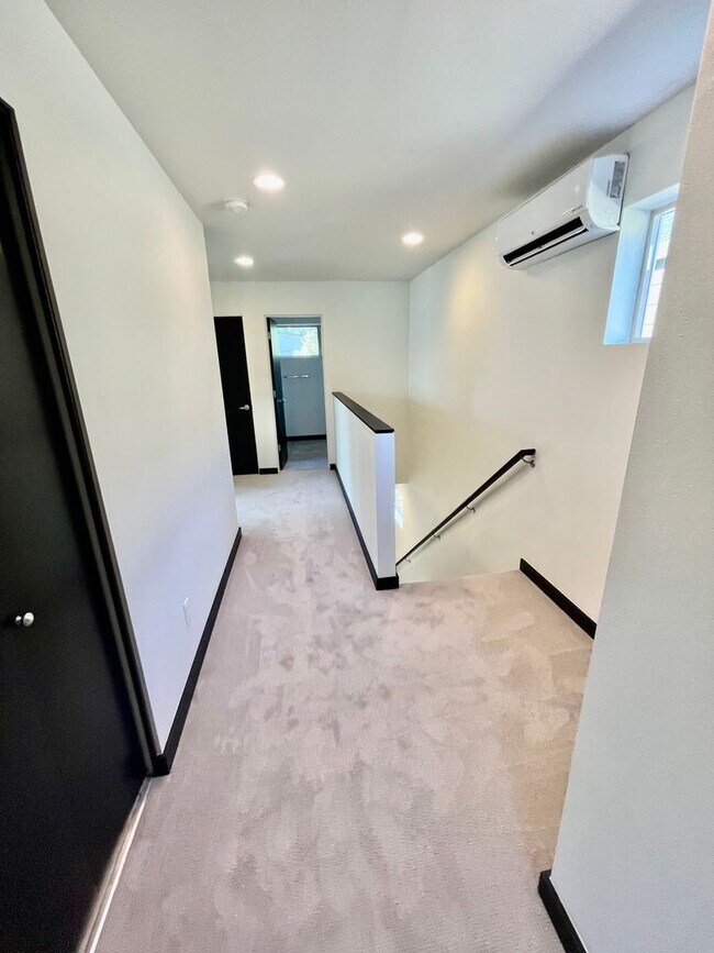 Building Photo - ** HALF MONTH'S FREE RENT **Modern 3bd/2.5...