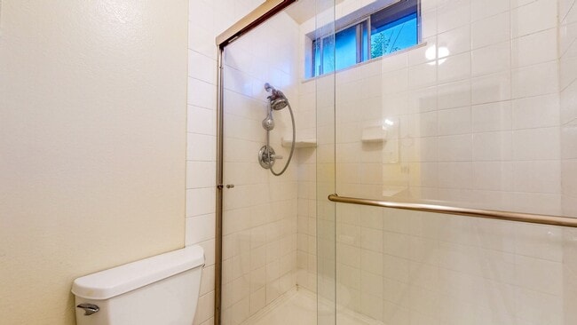 Building Photo - Bright 4 Bedroom 2 Full Bathroom Home with...