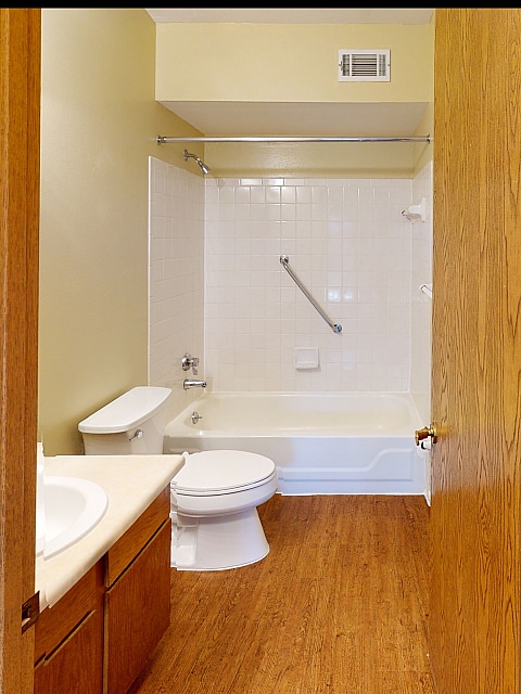 DFA 5160-3 Bathroom Photo - Deerfield Apartments