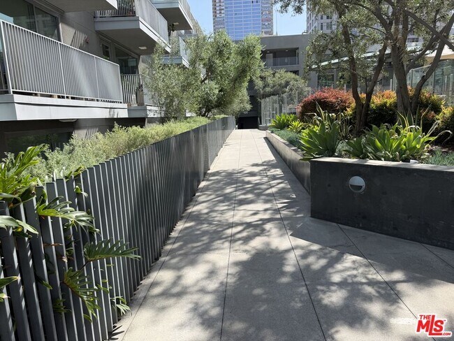 Building Photo - 901 Flower St