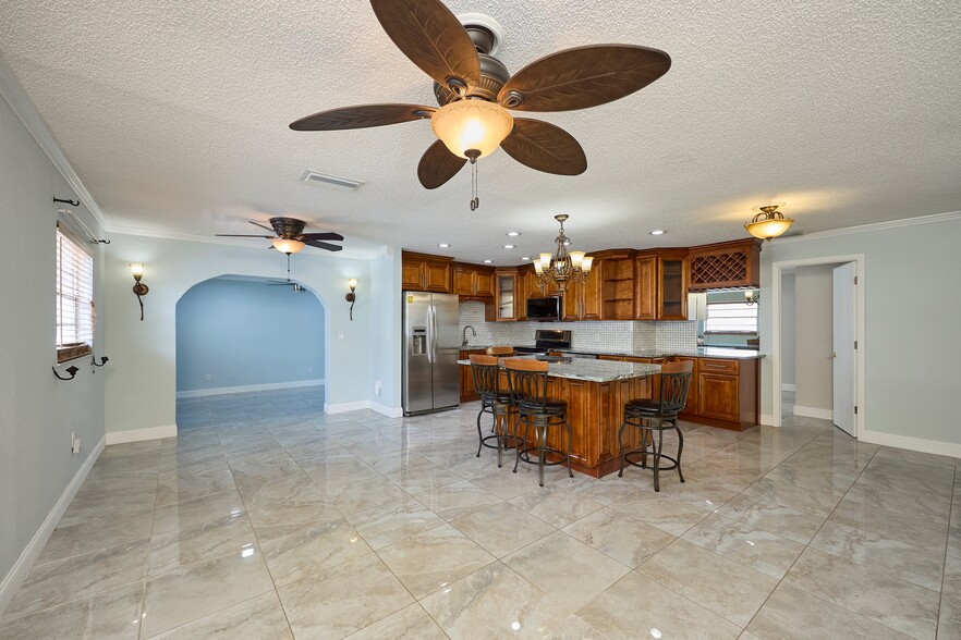 Building Photo - 6804 N Hubert Ave