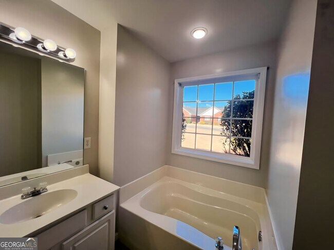 Building Photo - 220 Brookstone Dr SW
