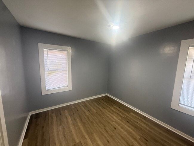 Building Photo - 307 S Locust St