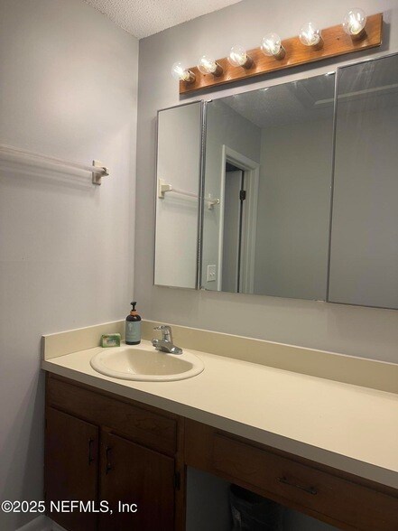 Building Photo - 133 Bermuda Ct