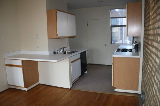 Building Photo - 1226-1234 W Winona Ave