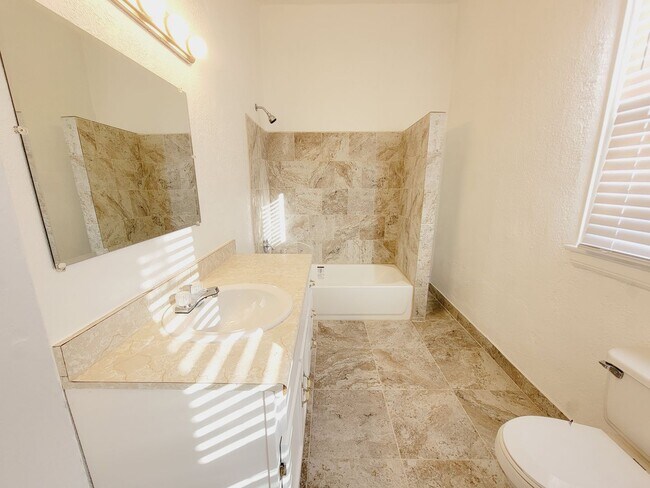 Building Photo - 1928 Arizona Ave