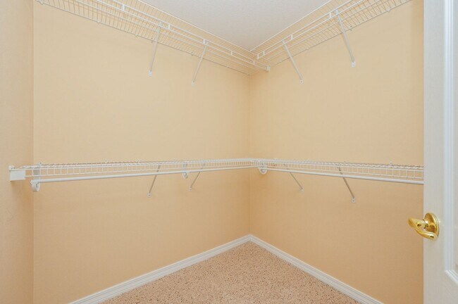 Building Photo - Spacious Home in Navarre!