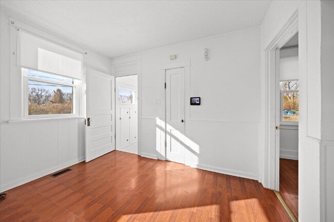 Building Photo - "Charming 3-Bed Haven with Hardwood Floors & 2 Full Baths in St. Louis!"  Hazelwood Schools.  Sec...