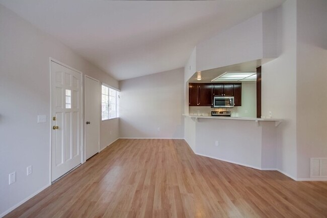 Building Photo - 2049 Haller St