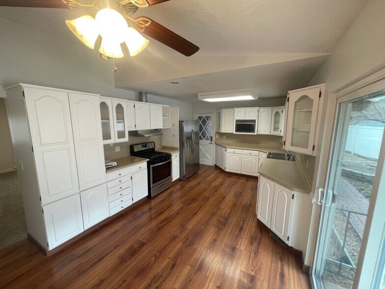 Building Photo - 1442 E Sandy Hills Dr