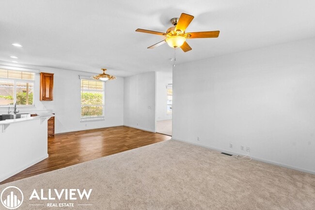 Building Photo - Stylish and beautiful 3-Bed Home with Land...