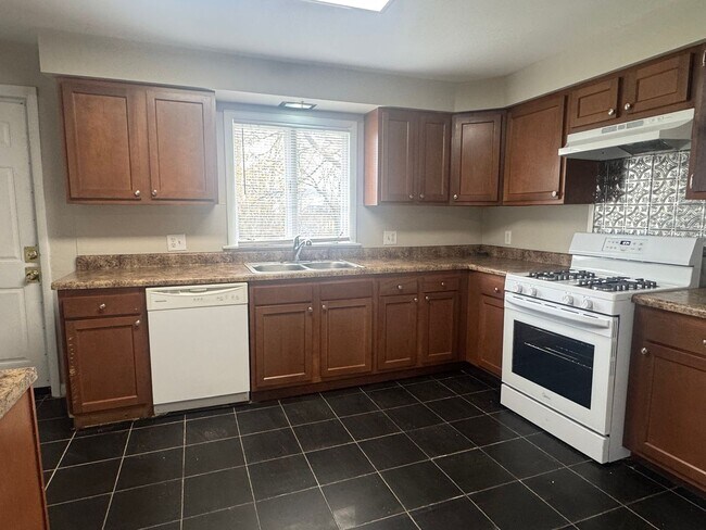 Building Photo - 3 Bedroom 1 Bath, Single Family Home, Lyell - Otis Neighborhood!