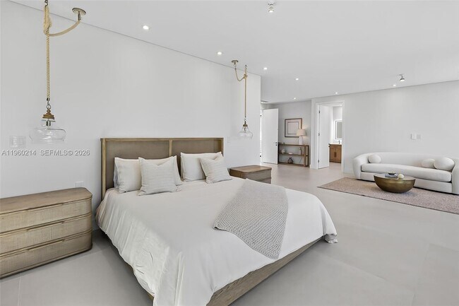 Building Photo - 620 Solar Isle Dr