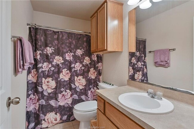 Building Photo - AUGUST PRE-LEASE!! 3 Bed, 3 Bath 2.5 miles from campus!