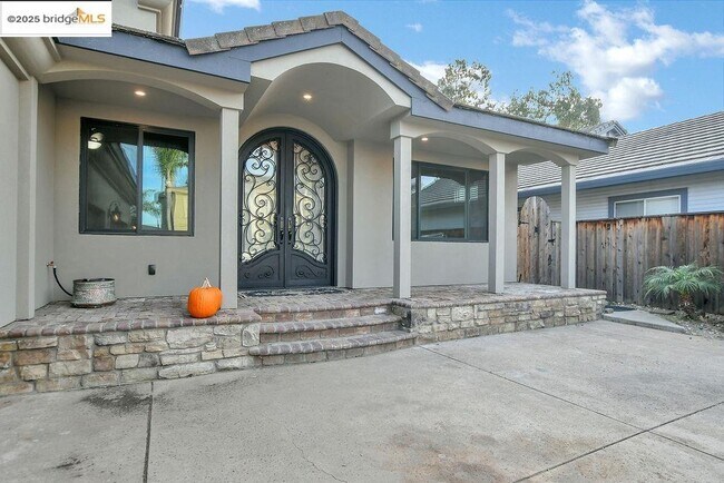 Building Photo - 5580 Edgeview Dr