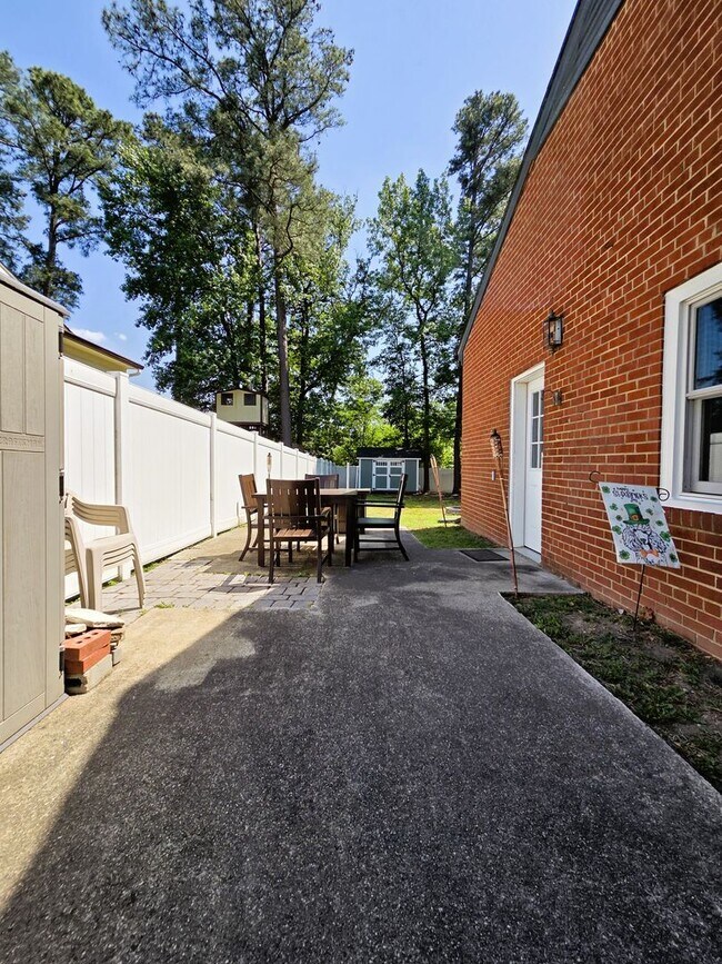 Building Photo - Traditional brick ranch in highly desirable West End of Henrico County