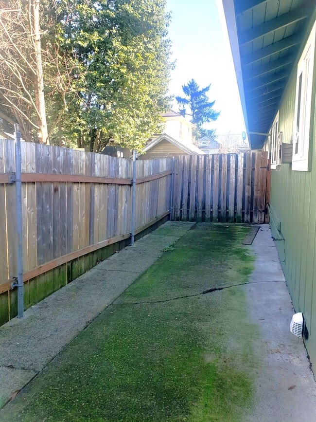 Building Photo - Inner SE Portland Duplex in Brooklyn!