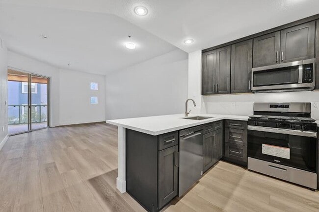 Building Photo - Beautifully Upgraded Park Avenue Condo Ava...