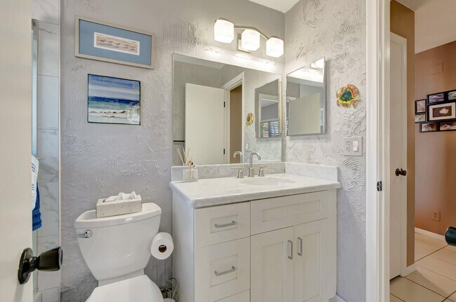 Building Photo - 14352 Amapola Dr