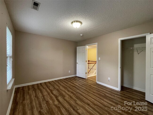 Building Photo - 5650 Berry Ridge Dr