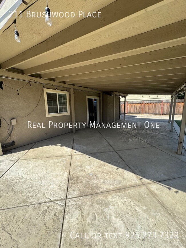 Building Photo - 211 Brushwood Pl