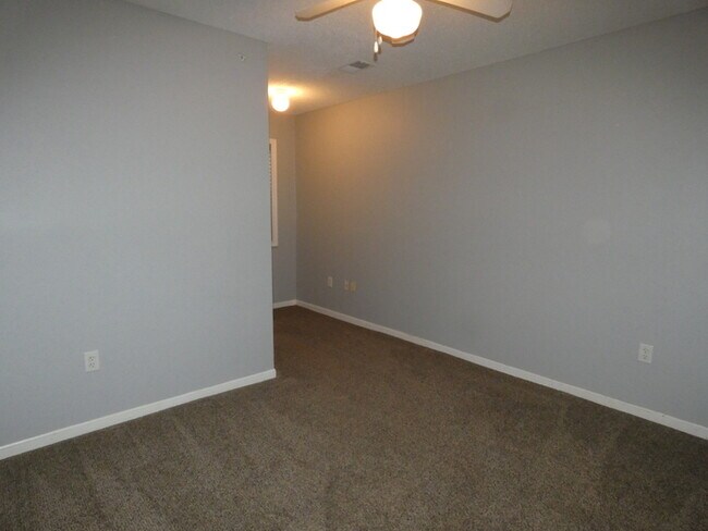 Building Photo - Beautiful Condo in Gladstone, MO
