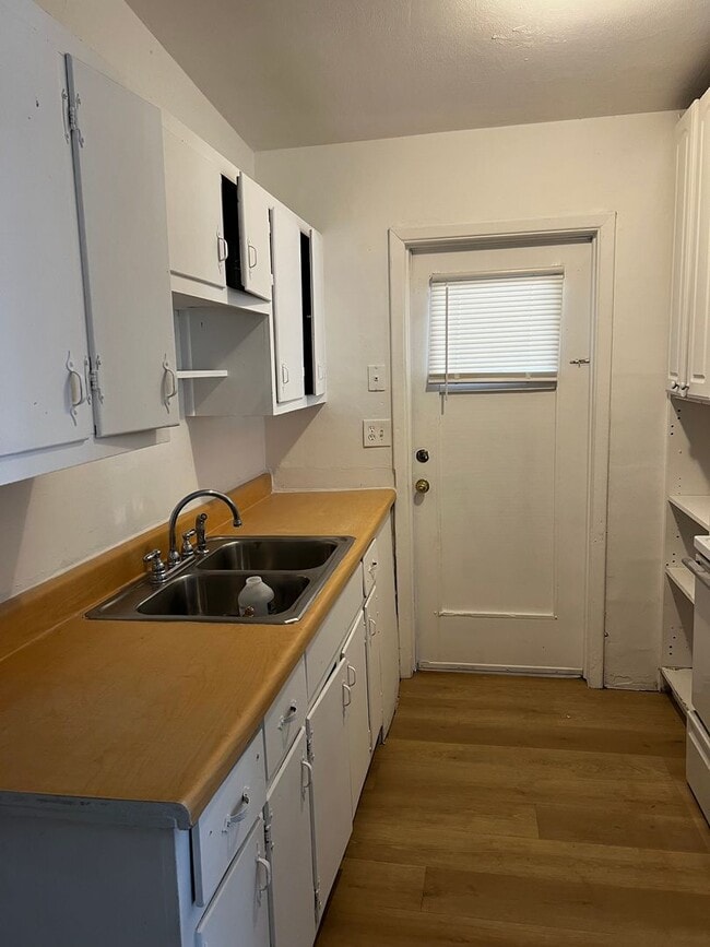 Building Photo - Duplex near Bumby/Michigan