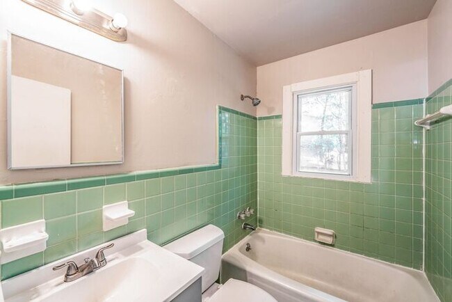 Building Photo - $1,199! 3Bed/ 1 Bath House! North of Birmingham! Save 50% off the first full month's rent. Apply ...