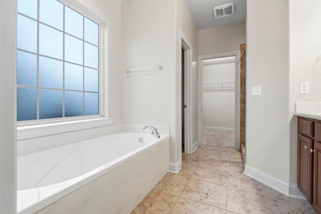 Building Photo - 9060 Abingdon Dr