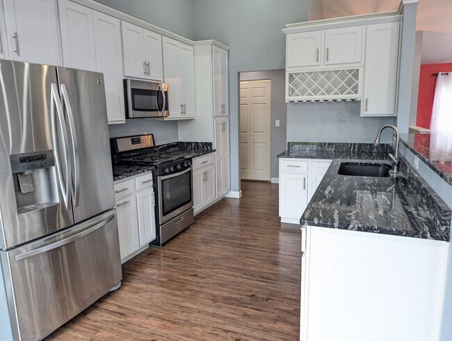 Building Photo - AVAILABLE 1/1/2026- 3 Bedroom / 2 Full Bath Home in Englewood!