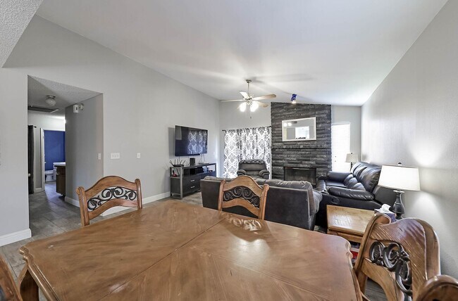 Building Photo - 3 Bedrooms with an office in Southwest Bakersfield!!