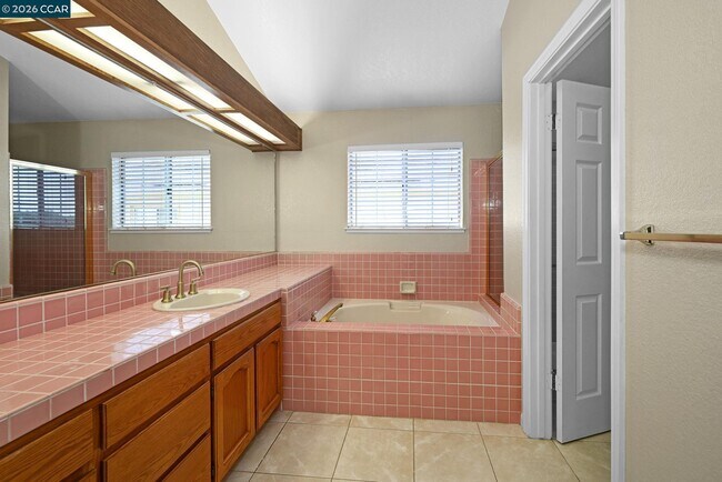 Building Photo - 1319 Strawberry Ct