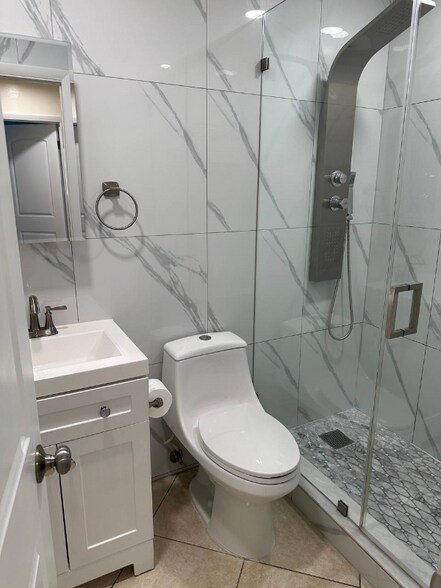 Building Photo - 2550 W 60th St