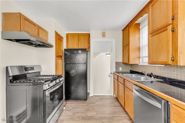 Building Photo - 21603 Hillgrove Ave