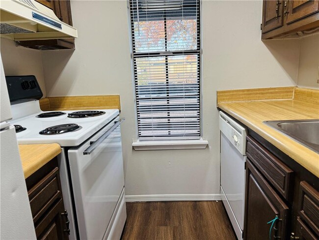 Building Photo - 1701 S West End St