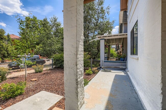Building Photo - Charming Upper-Level 2 bed 1 bath Unit in ...