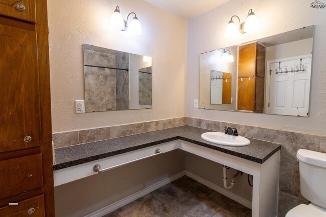 Building Photo - 4646 Sierra Madre Dr