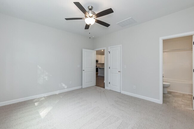 Building Photo - Three Bedroom Home!