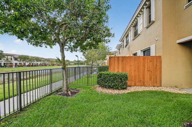 Building Photo - 10457 Wellington Parc Dr