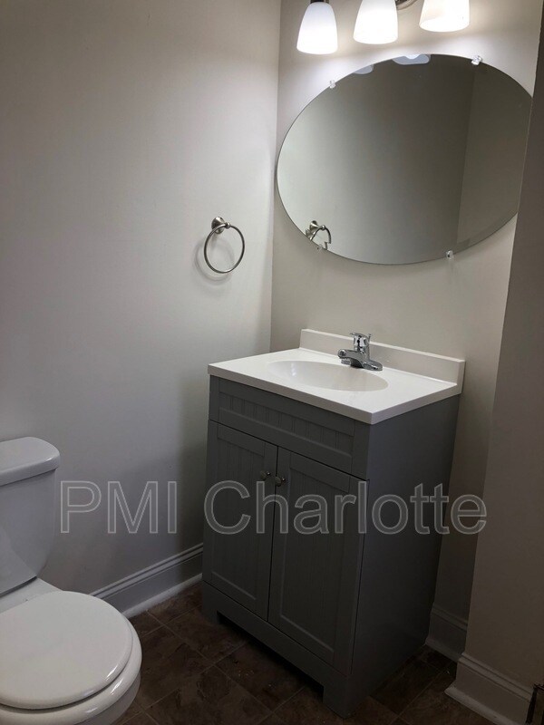 Building Photo - 128 Woodlynn Dr