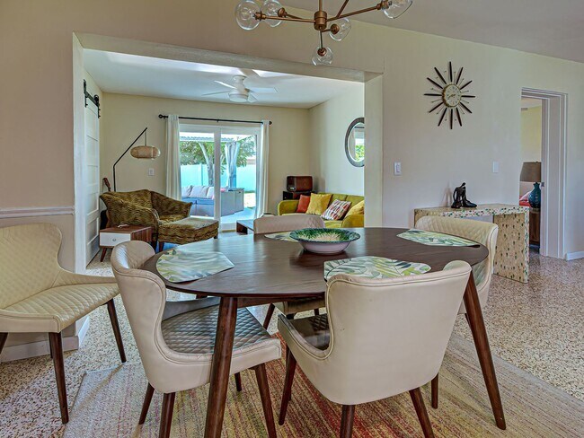 Building Photo - Seasonal Rental Near Venice – Pet-Friendly...