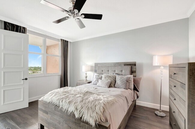 Building Photo - 804 E Windward Way