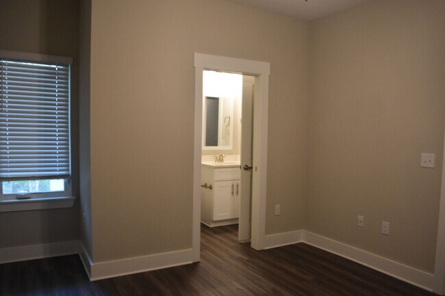 Building Photo - Available June 1 Three Bedroom Townhouse a...