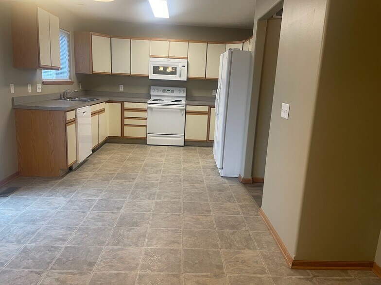 Building Photo - 6630 Shadow Pines Place